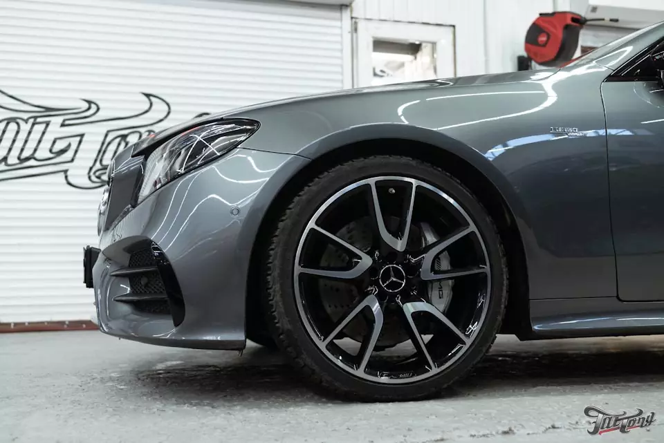 Mercedes E53AMG Coupe. Перетяжка потолка в алькантару, антихром, окрас дисков и суппортов и керамика кожи!